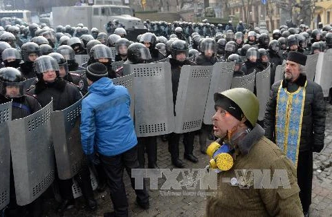 Cảnh sát chống bạo động Ukraine triển khai gần tòa nhà quốc hội ở Kiev. (Nguồn: AFP/TTXVN)
