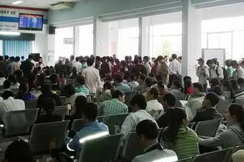 Hàng nghìn người chen chúc đổi vé tàu tại ga Sài Gòn