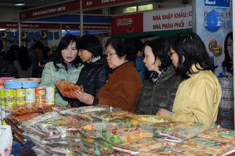 Khách hàng xem các sản phẩm tại hội chợ. (Ảnh: Quang Quyết/TTXVN)