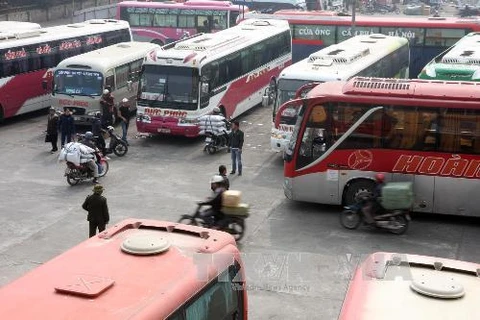 Các phương tiện hoạt động trong bến xe Lương Yên, Hà Nội. (Ảnh: Đình Huệ /TTXVN)