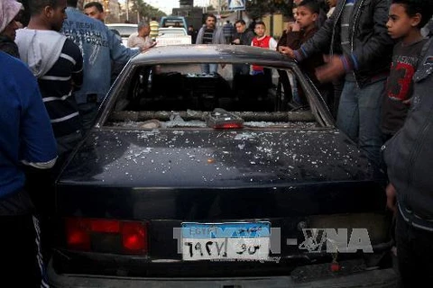 Xe ôtô bị phá hủy trong vụ đánh bom thứ 4 gần Kim tự tháp Giza ở Cairo ngày 24/1. (Nguồn: AFP/TTXVN)