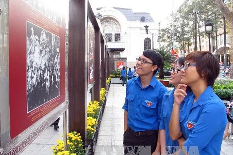 Khách xem triển lãm ảnh tại Công viên Lam Sơn 2013. (Ảnh: Phương Vy/TTXVN)