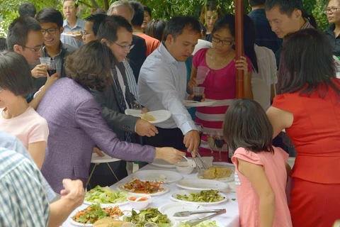 Kiều bào Việt tại Australia thưởng thức các món ăn truyền thống của Tết cổ truyền. (Ảnh: Quang Minh/Vietnam+)