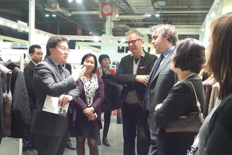 Đại sứ Việt Nam tại Pháp Dương Chí Dũng thăm gian hàng của các doanh nghiệp Việt Nam. (Ảnh: Bích Hà/Vietnam+)