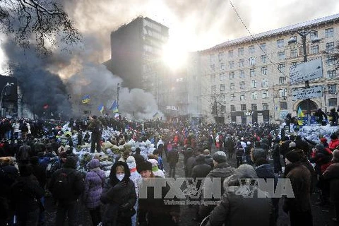 Hàng ngàn người biểu tình chống chính phủ chiếm giữ khu phố Grushevsky ở trung tâm Kiev ngày 25/1. (Nguồn: AFP/TTXVN)