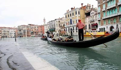 Đi dạo trên đường phố Venice bằng thuyền đáy bằng. (Nguồn: Italy Haven)
