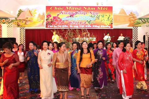 Các thành viên Câu lạc bộ đồng hương Xiêng Khoảng múa hát mừng Xuân. (Ảnh: Hoàng Chương/Vietnam+)