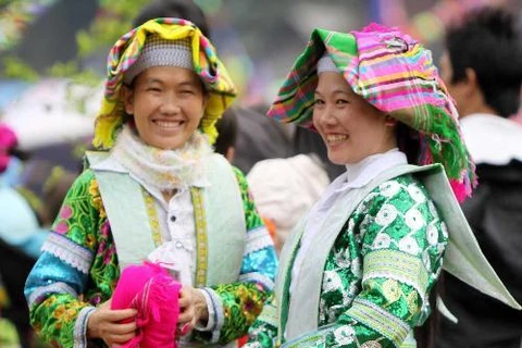 Niềm vui của các cô gái dự Lễ hội Xuân Ba Bể. (Ảnh: Thanh Tùng/TTXVN)