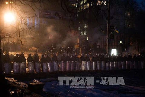Cảnh sát chống bạo động lập các rào chắn ngăn người biểu tình tại Kiev ngày 11/2. (Nguồn: AFP/TTXVN)