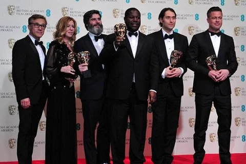 Êkíp làm phim ''12 years a slave'' với niềm vui chiến thắng tại BAFTA 2014. (Ảnh: Independent )
