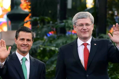 Tổng thống Mexico Enrique Pena Nieto (trái) và Thủ tướng Canada Stephen Harper. (Nguồn: AFP/TTXVN)