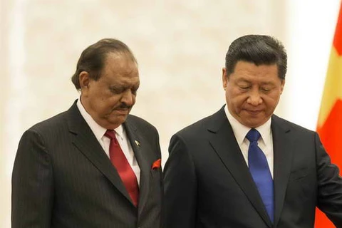 Chủ tịch Trung Quốc Tập Cận Bình (phải) và Tổng thống Pakistan Mamnoon Hussain. (Nguồn: THX/TTXVN)