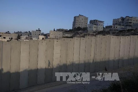 Bức tường của Israel gần trại tị nạn Shuafat ở Jerusalm. (Nguồn: AFP/TTXVN)