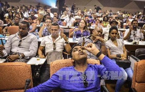 Các thí sinh tham gia Cuộc thi hút xì gà giữ tàn dài nhất tại Lễ hội xì gà Cuba. (Nguồn: AFP/TTXVN)