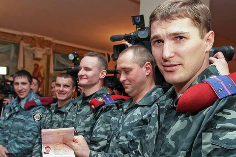 Binh sỹ Ukraine tại Crimea rời đơn vị, giao nộp kho vũ khí 