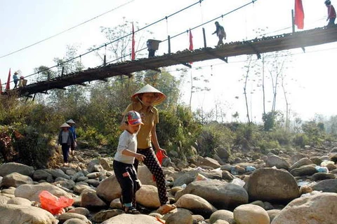 "Thà lội suối cạn còn hơn đi trên cầu treo cũ ở Lai Châu"