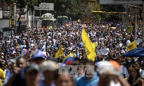 Hàng trăm người biểu tình phản đối chính phủ của Tổng thống Nicolas Maduro tại Caracas ngày 12/2. (Nguồn: AFP/TTXVN)