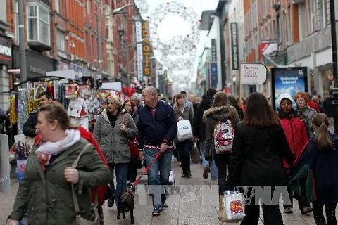 Người dân đi mua sắm tại một phố trung tâm thủ đô Dublin, Ireland. (Nguồn: AFP/TTXVN)