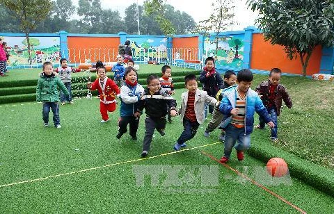 Học sinh trường Mầm non B Thanh Liệt, huyện Thanh Trì, Hà Nội, vui chơi ngoài trời. (Ảnh: Quý Trung/TTXVN)