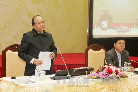Phó Thủ tướng Nguyễn Xuân Phúc và Bộ trưởng Bộ Giao thông Vận tải Đinh La Thăng tại cuộc họp trực tuyến về Dự án cải tạo mở rộng Quốc lộ 1. (Ảnh: Lâm Khánh/TTXVN)