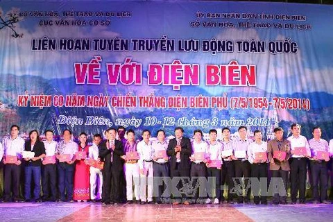 Ban Tổ chức trao giải A xe tuyên truyền lưu động cho các đoàn. (Ảnh: Thanh Tùng/TTXVN)