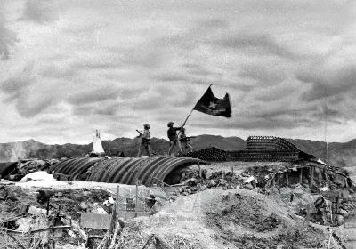Lá cờ “Quyết chiến quyết thắng” của Quân đội Nhân dân Việt Nam tung bay trên nóc hầm tướng Christian de Castries. (Ảnh: Triệu Đại/TTXVN)