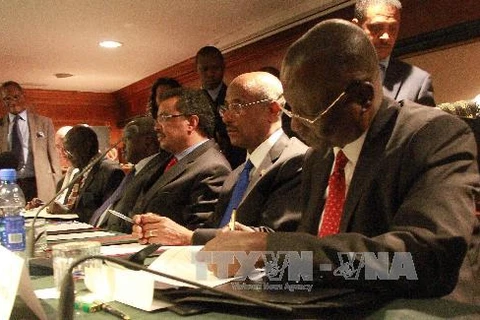 Chính phủ Nam Sudan và phe đối lập ký thỏa thuận ngừng bắn tại Addis Ababa, Ethiopia, ngày 23/1. (Nguồn: AFP/TTXVN)