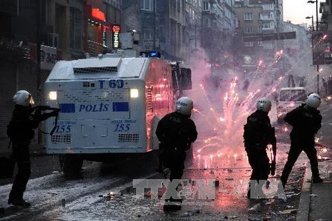 Người biểu tình chống chính phủ đụng độ với cảnh sát tại Istanbul. (Nguồn: AFP/TTXVN)