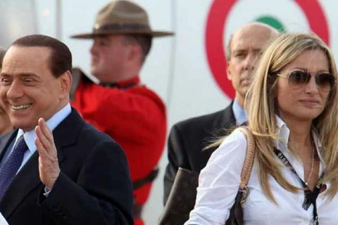 "Mệnh phụ mặc đồ trắng" Gagliari và ông Berlusconi dự Hội nghị thượng đỉnh G8 ở Toronto năm 2010. (Nguồn: La Repubblica)