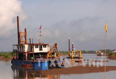 Thi công gói thầu nạo vét kênh tắt và công trình bảo vệ bờ thuộc Dự án Luồng cho tàu biển trọng tải lớn vào sông Hậu tại Trà Vinh.( Ảnh: Ngọc Hà/TTXVN.)