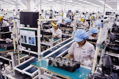 Dây chuyền sản xuất điện thoại di động của nhà máy Samsung Việt Nam. (Ảnh: Đức Tám/TTXVN)