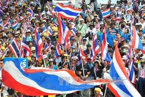 Người biểu tình tuần hành tại Bangkok phản đối cuộc tổng tuyển cử hồi tháng 1. (Nguồn: AFP/TTXVN)
