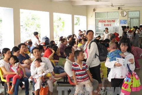 Trẻ em đến khám và điều trị tại Bệnh viện Nhi đồng 1 Thành phố Hồ Chí Minh. (Ảnh: Phương Vy/TTXVN)