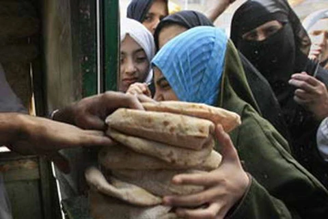 Người dân Ai Cập xếp hàng mua bánh mì. (Nguồn: Getty)