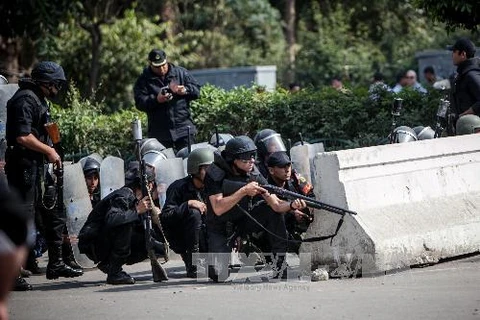 Cảnh sát chống bạo động giải tán đám đông sinh viên biểu tình bên ngoài khuôn viên trường đại học Cairo. (Nguồn: THX/TTXVN)