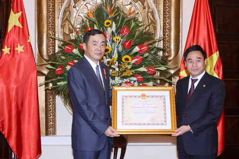 Tặng Huân chương cho Đại sứ Trung Quốc tại Việt Nam