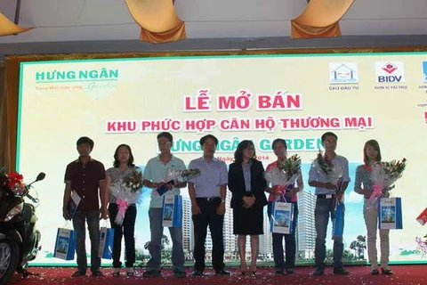  Bà Luân Thị Hồng Đào, Phó Giám Đốc Sở giao dịch 2 –BIDV, trao quyết định cho 6 khách hàng mua căn hộ Hưng Ngân. (Ảnh: Sỹ Dũng/Vietnam+) 