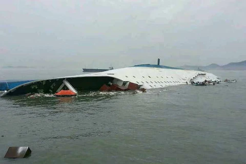 Thêm 1 học sinh chết do chìm phà, hơn 100 người vẫn mất tích