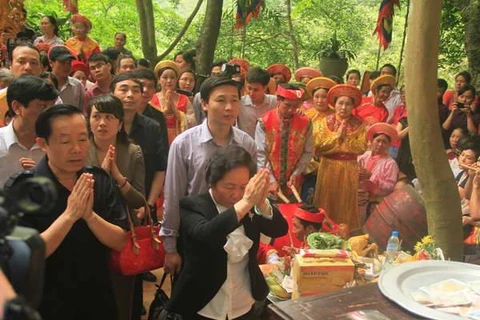 Hàng nghìn du khách dự lễ khai hội đền Trần Ninh Bình