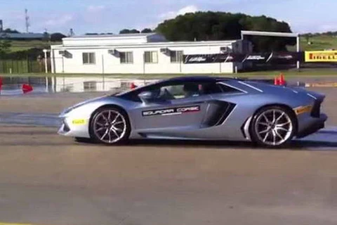 Lamborghini Aventador bốc cháy ngay trong buổi chạy thử