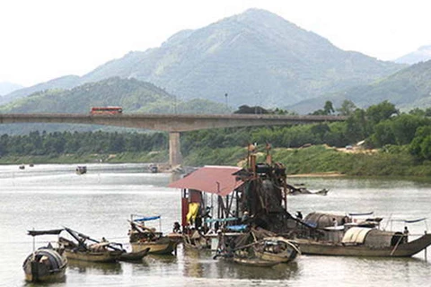 Vi phạm khai thác cát trên sông Hương ngày càng trắng trợn