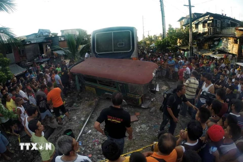 [Photo] Philippines: Tàu hỏa đâm xe khách, 7 người thương vong