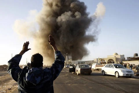 Quân nổi dậy Libya ném bom các căn cứ quân sự ở Benghazi