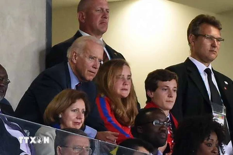 Phó Tổng thống Mỹ Joe Biden xem "hụt" bàn thắng của Dempsey