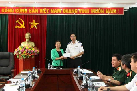 Ban Thi đua-Khen thưởng TW tặng quà lực lượng Cảnh sát biển