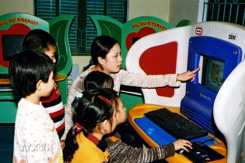 IBM Việt Nam tặng dụng cụ học tập công nghệ cao cho trẻ khó khăn