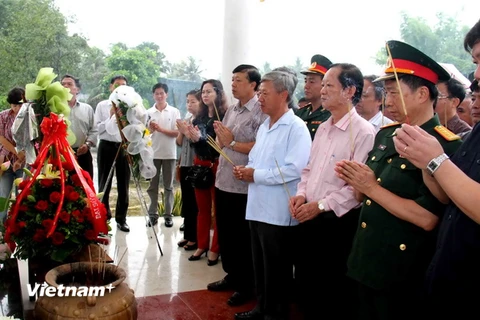 Người Việt tại Lào dâng hương tưởng nhớ các anh hùng liệt sỹ