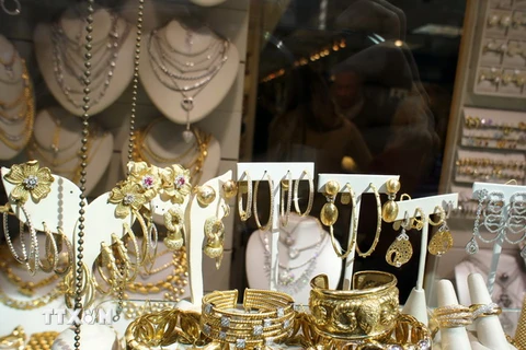 Nhân tố Ukraine giúp vàng trụ vững trên mốc 1.300 USD mỗi ounce