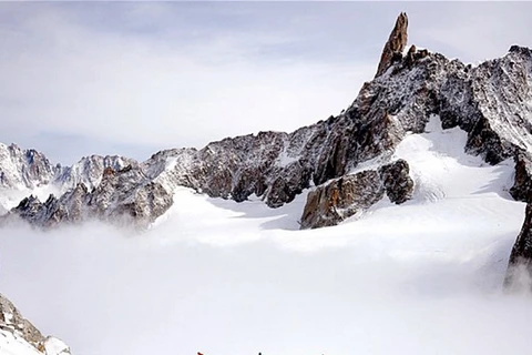Pháp: Ba nhà leo núi thiệt mạng do ngã từ sườn núi Mont-Blanc 