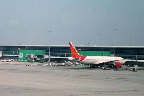 Máy bay chở khách của Ấn Độ đột nhiên bốc cháy khi hạ cánh